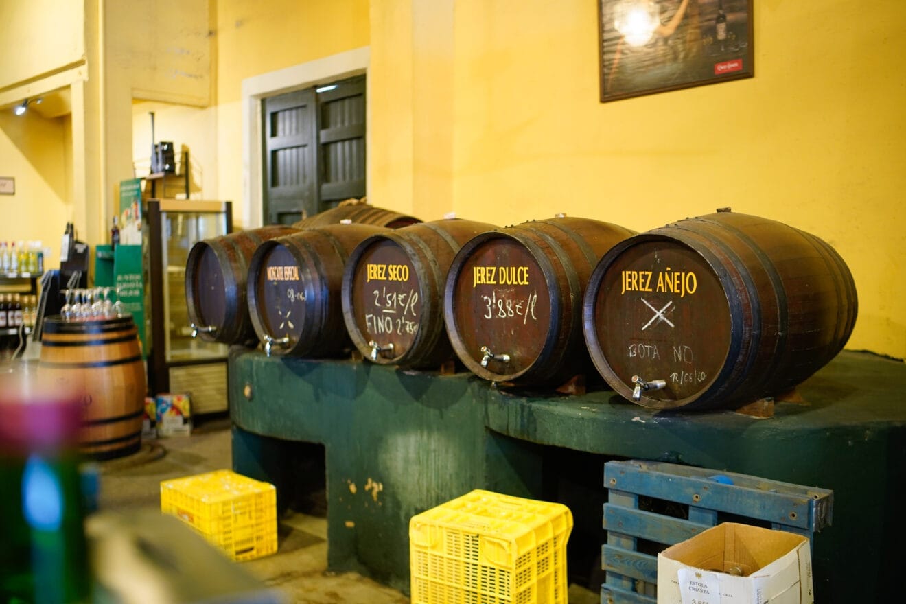 Cuentan con barriles de marcas de vino de renombre