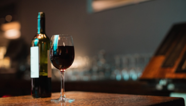Degustación de vino seleccionado con botella en Bodega Aguilar