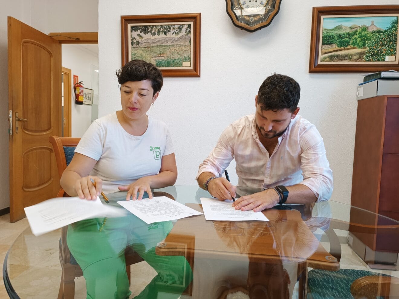 Diana Sendra y Ricardo Sendra en la firma del convenio