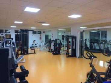 Edificio del gimnasio de Pedreguer junto a la piscina – Esportiva’t (Ajuntament de Pedreguer)