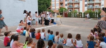 El profesorado del centro interpretando una canción compuesta para el homenaje a los Bomberos