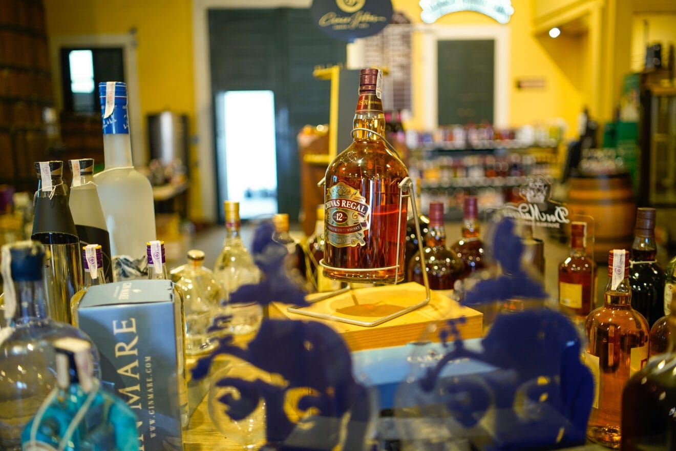 El quipo de expertos de Bodega Aguilar te asesorará tanto si eres particular como profesional