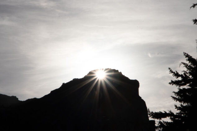 Imagen: El sol incidiendo directamente por el agujero de la Foradà en La Vall de Gallinera