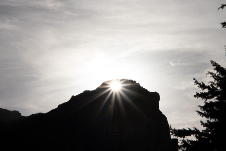 Солнце светит прямо через отверстие Форада в Ла-Валь-де-Галинера.