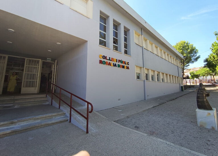 Entrada del colegio público Rosalia Bondia de Pego