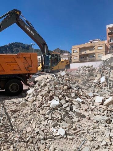 Escombros de la parte deruida en el campo de básquet – Ajuntament del Verger