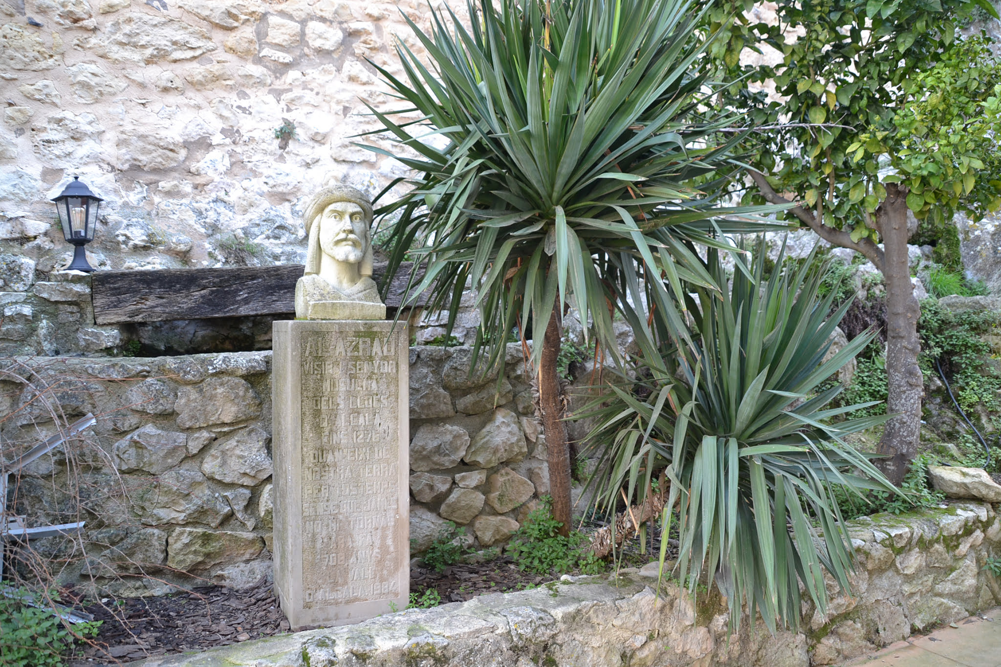 Estatua de Al-Azraq en Alcalà de la Jovada
