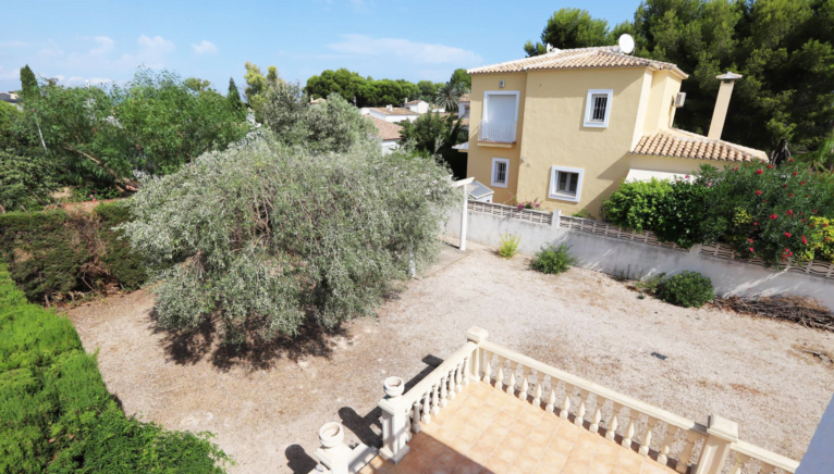 Exterior de la vivienda con espacio para piscina