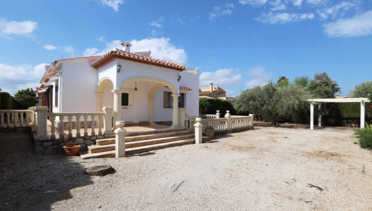 Exterior del chalet con jardín y parking para coches