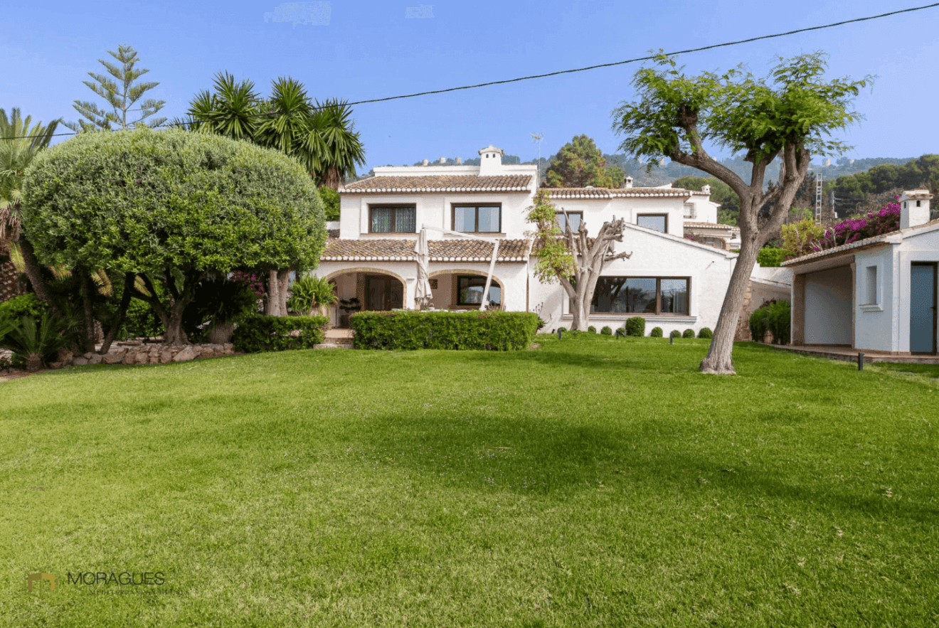 Fachada de la vivienda con un gran jardín