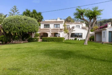 Fachada de la vivienda con un gran jardín