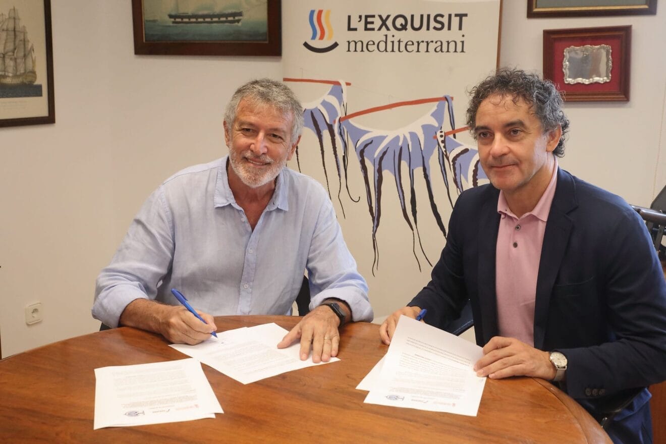 Firma del convenio con el Club Náutico de Moraira