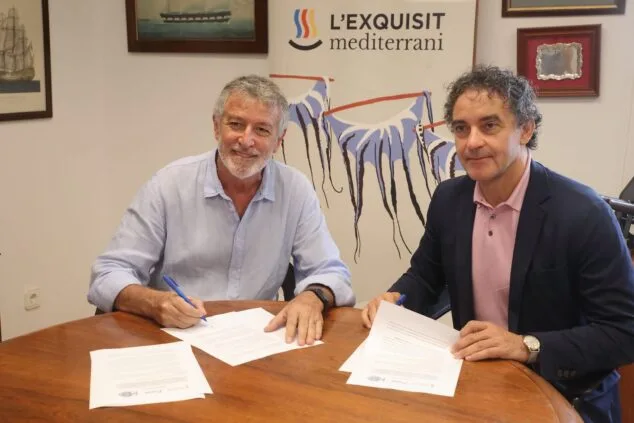 «L'exquisit mediterrani», la marca gastroturística de la Generalitat, incorpora a Teulada-Moraira 1 Imagen: Firma del convenio con el Club Náutico de Moraira