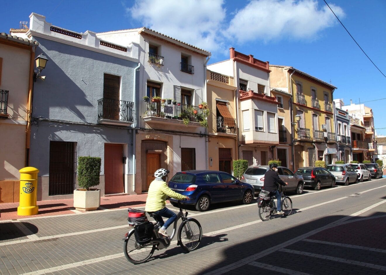 Gente disfrutando de un paseo en bicicleta por el centro del Verger