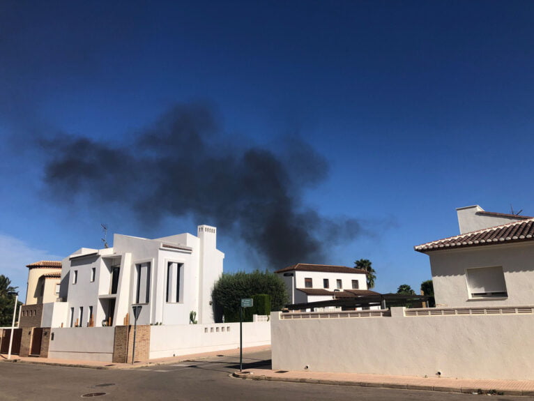 Gran columna de humo negro avistada desde las calles de Ondara