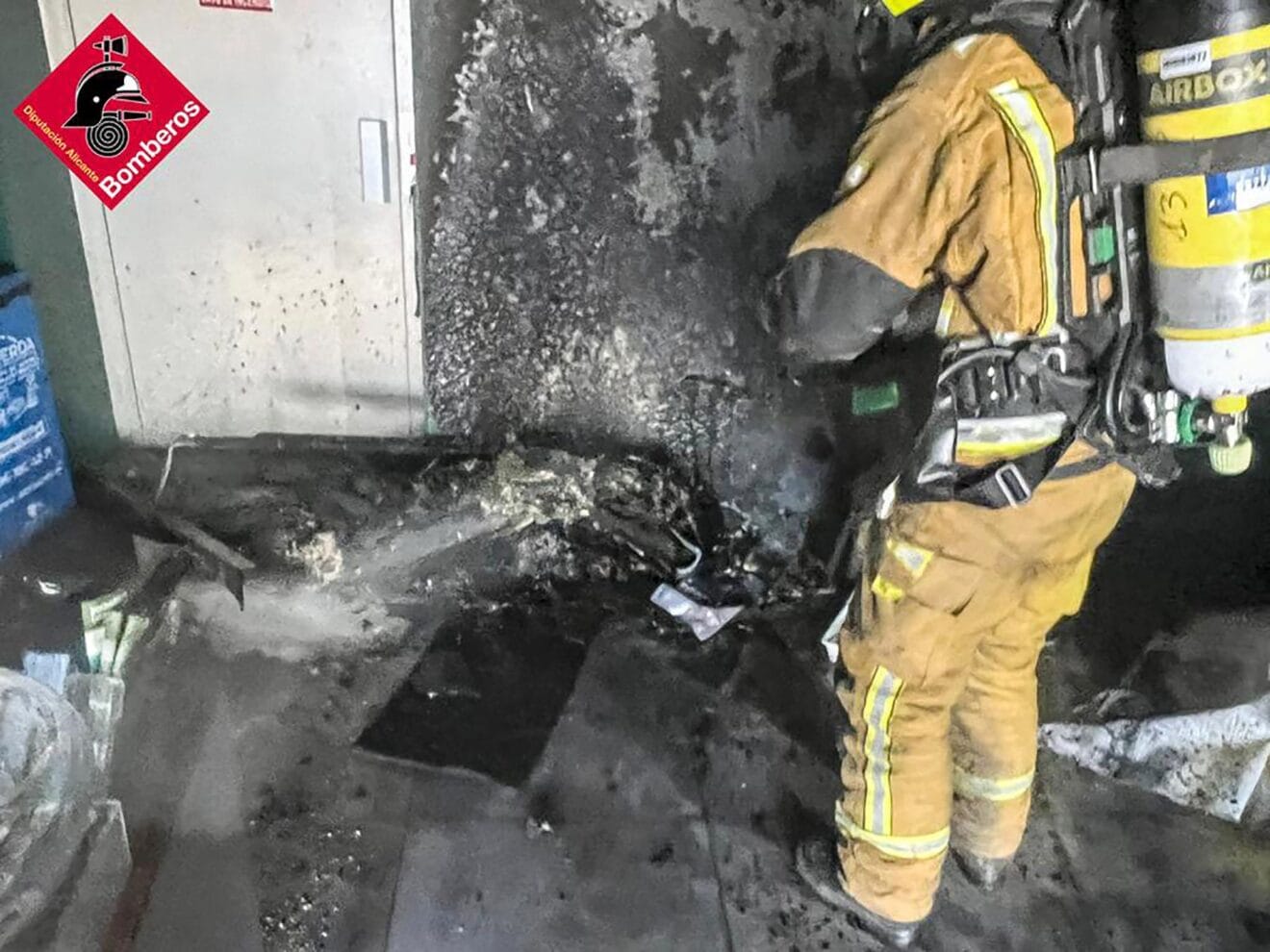 Incendio de un acuario en el puerto de Calp