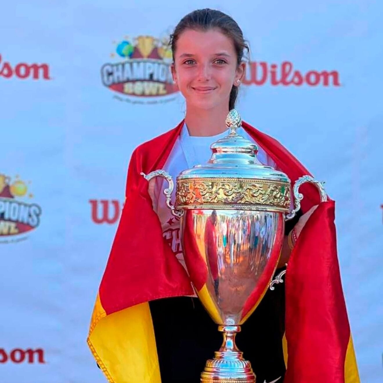 Inés Vicente Sendra con la copa del Europa Champions Bowl