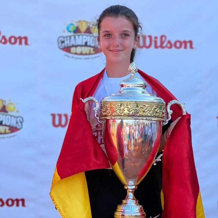 Inés Vicente Sendra with the Europa Champions Bowl cup