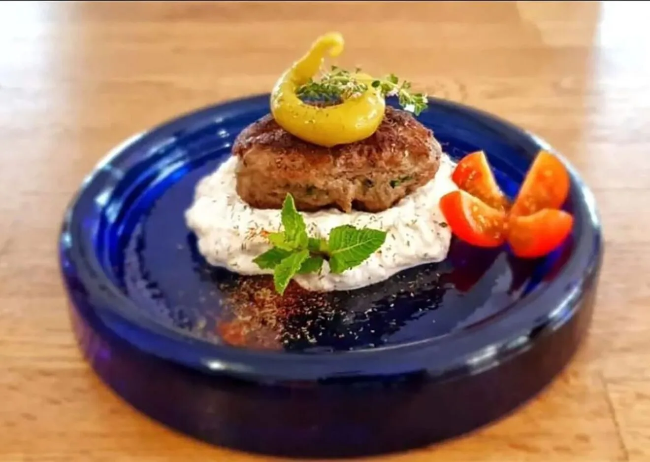 Köfte turco de cordero y ternera sobre una crema de berenjena, yogur y ajo de Billy