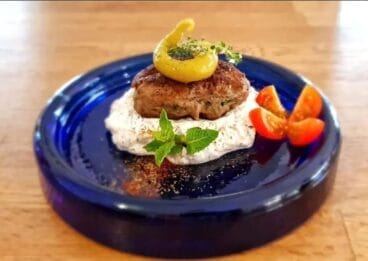 Köfte turco de cordero y ternera sobre una crema de berenjena, yogur y ajo de Billy