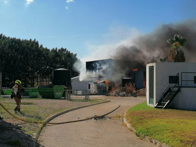 Imagen: La planta de compostaje ondarense en el momento del incendio