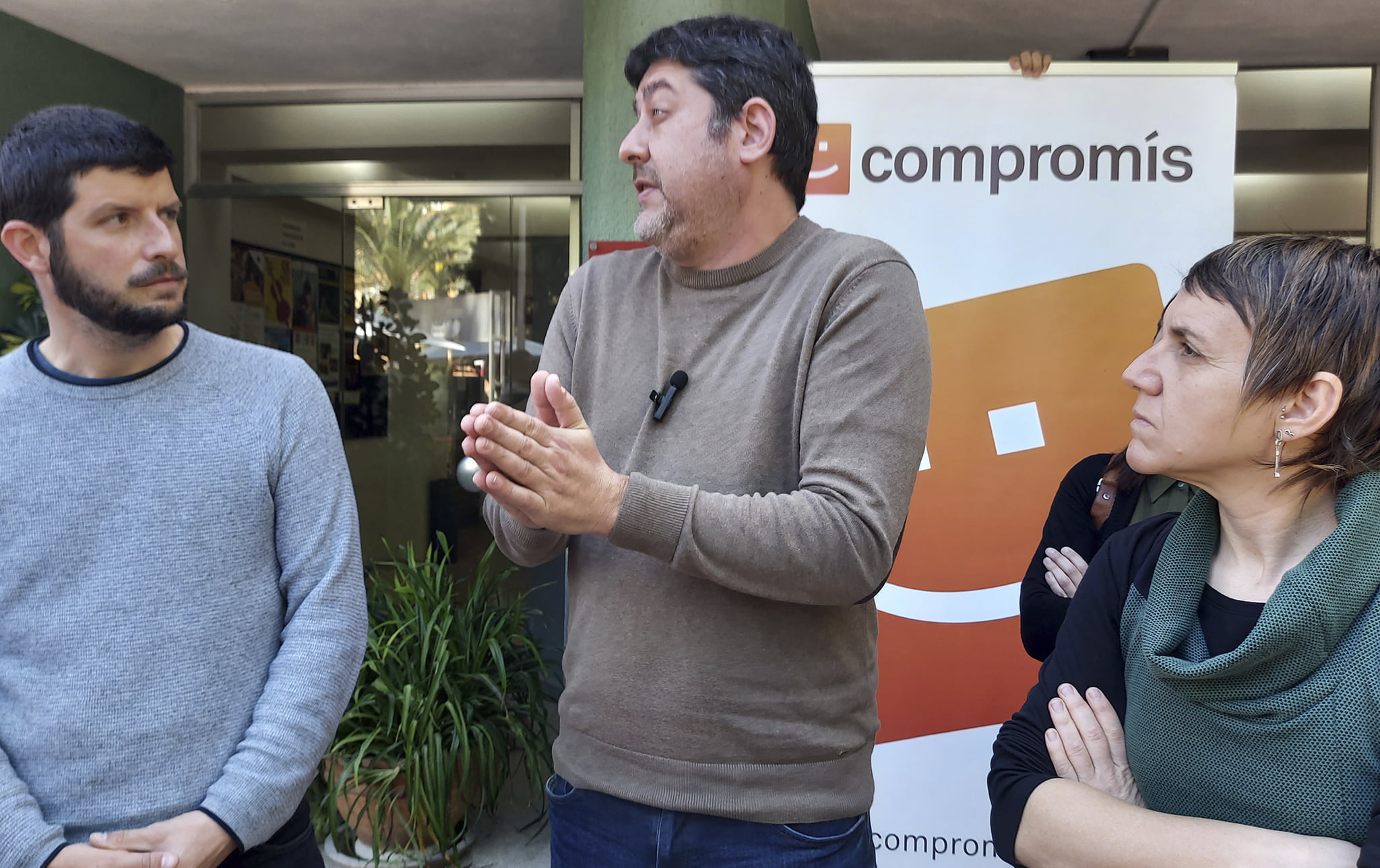 Los diputados Josep Nadal y Carles Esteve en Dénia junto a Papi Robles, síndica del grupo parlamentario Compromís en les Corts