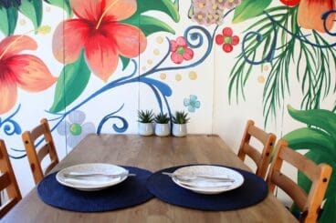 Mesa y decoración del local