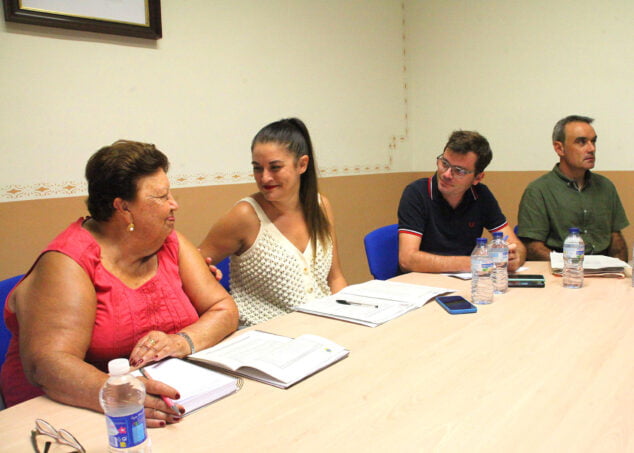 Imagen: Mireia Mollà, consellera d'Agricultura, junto a Nori Jiménez, alcaldesa de la Vall d'Ebo en la reunión con los dirigentes afectados