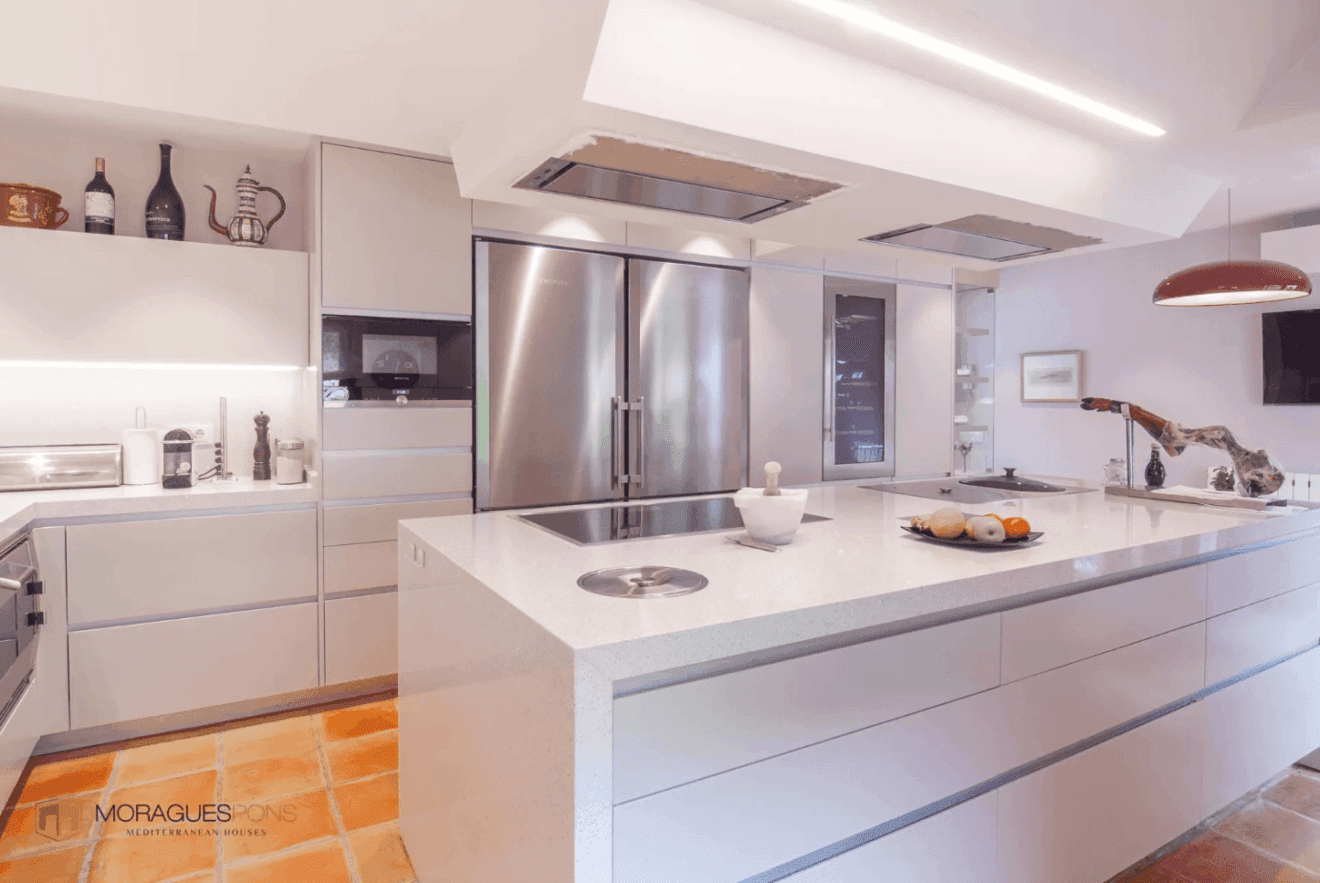 Moderna cocina con isla central