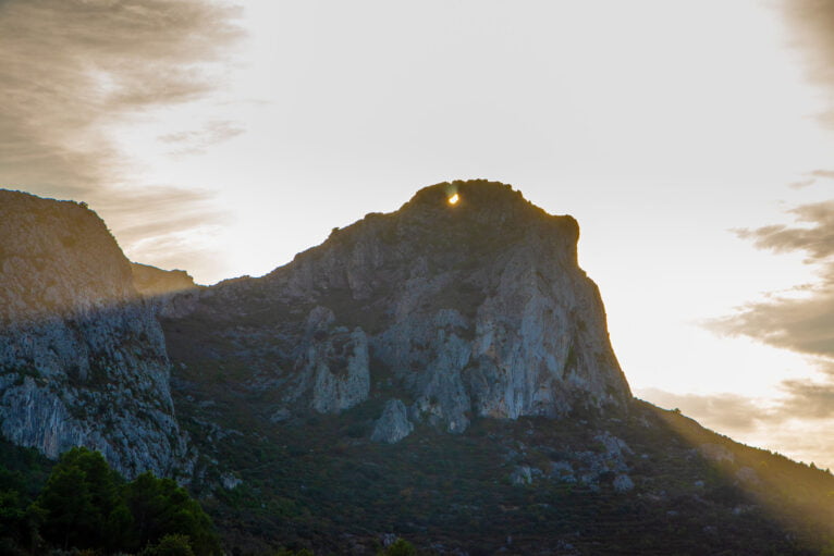 Momentos de la alineación solar en la peña Foradà