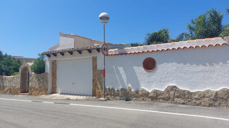 Nueva farola LED en una calle de Benitatxell