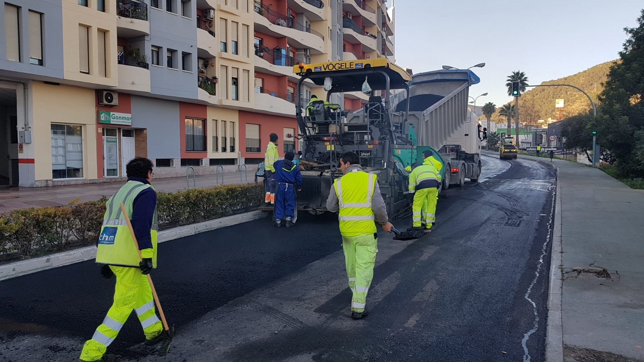 obras de aslfatado en la avenida diputacion de calp