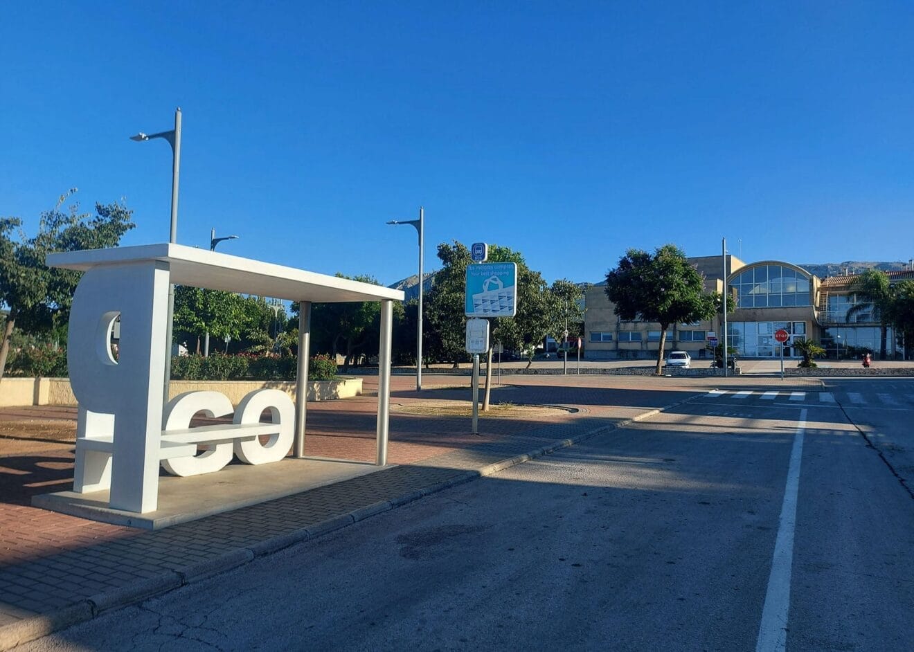 Parada de autobús en Pego