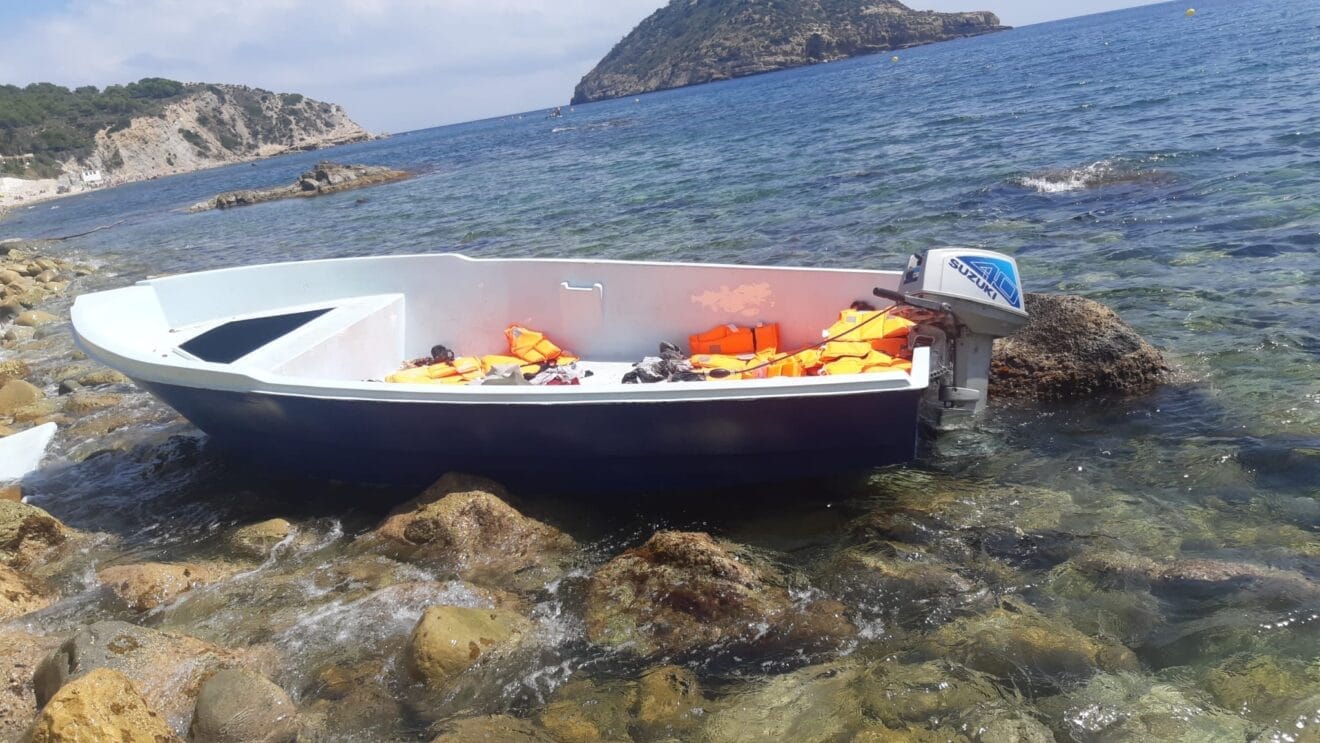 Archivo-Patera interceptada en aguas de la Marina Alta
