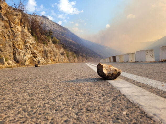Imagen: Piedras derrumbadas sobre la carretera de Pego a Ebo durante el incendio