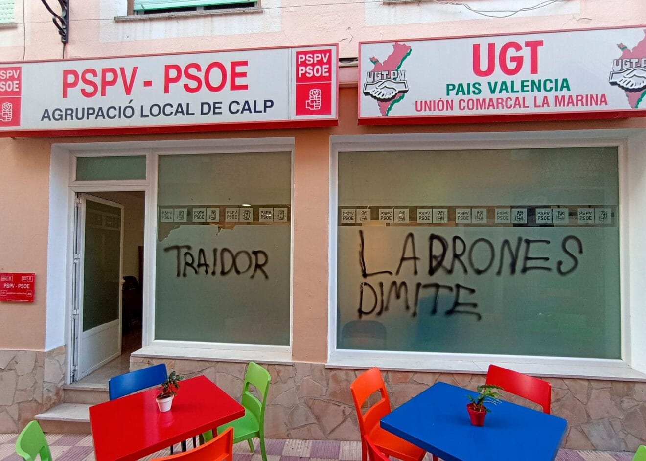 Pintadas en la sede del PSOE de Calp