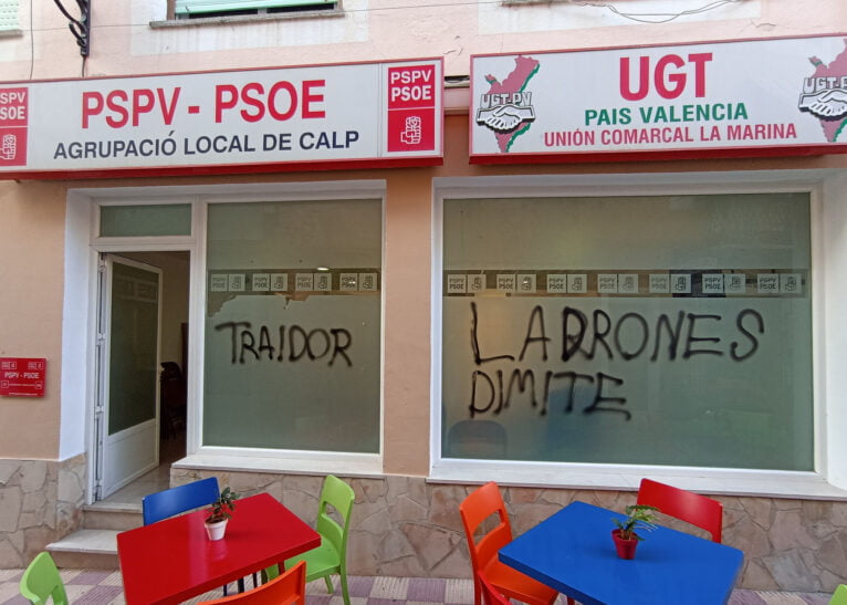 Pintadas en la sede del PSOE de Calp