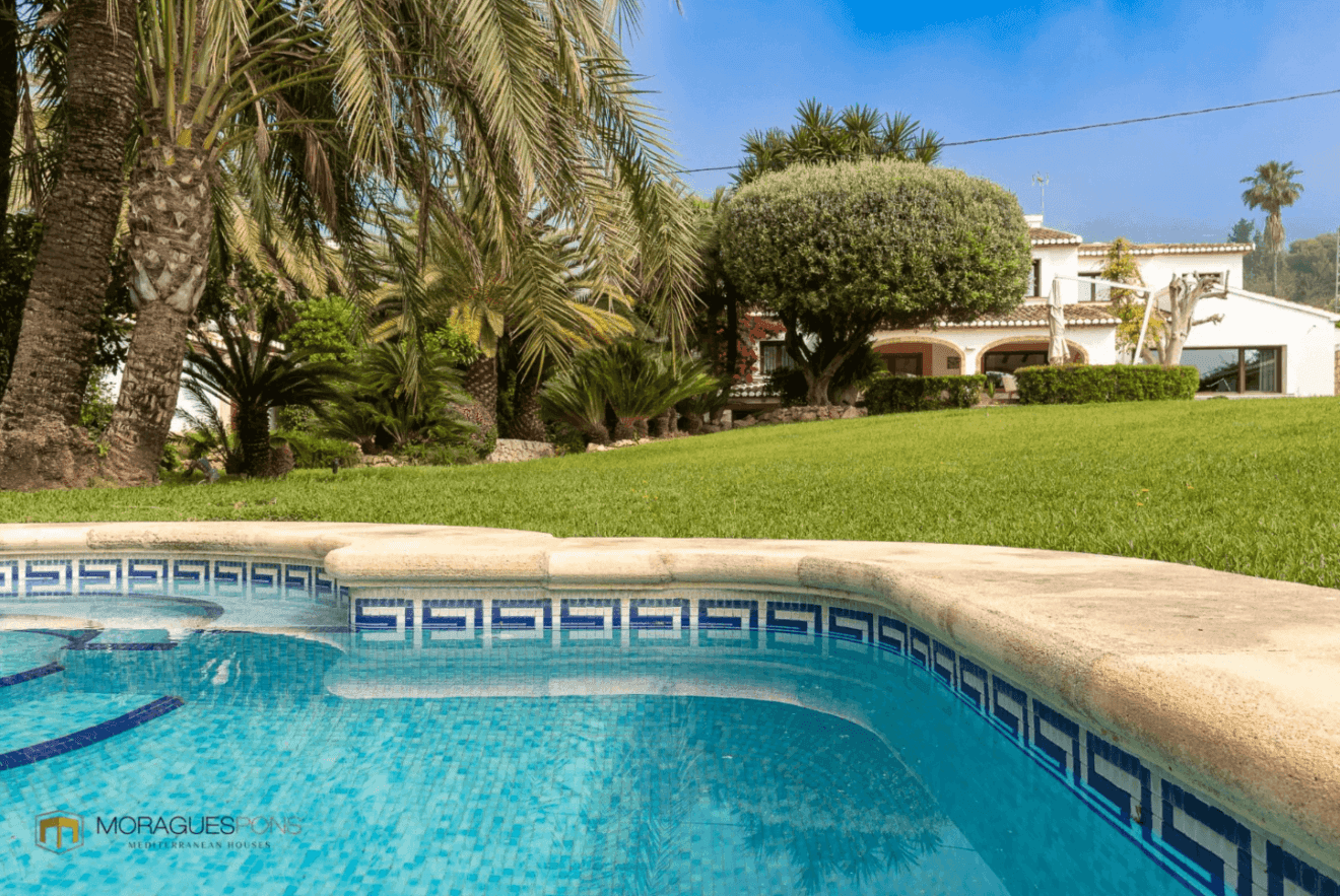 Piscina de la vivienda con escaleras