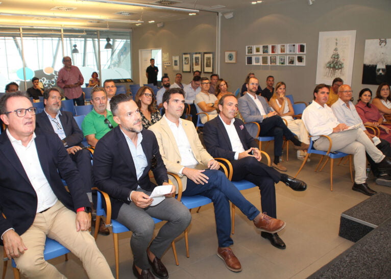 Público de la presentación de Terciario Avanzado en Baleària Dénia