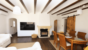 Salón-comedor de la vivienda con chimenea acristalada