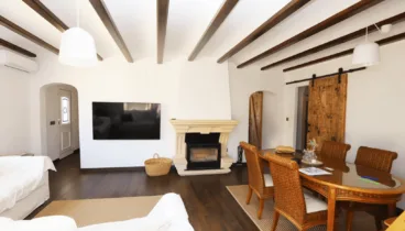 Salón-comedor de la vivienda con chimenea acristalada