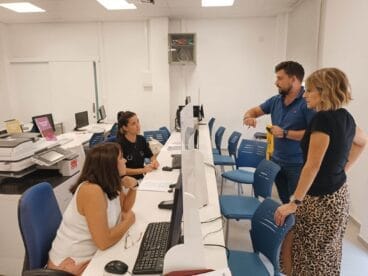 Técnicas del departamento de Creama Pego y el concejal de Promoción Económica, Ricardo Sendra
