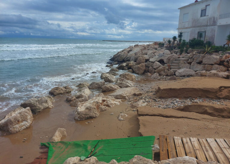 Una de las más destruidas salidas al mar de la playa de les Deveses