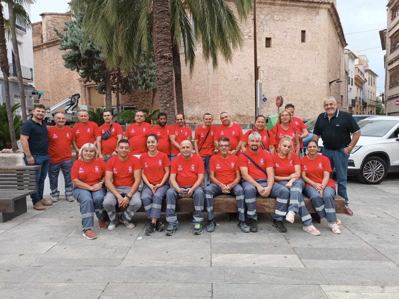 Vecinos contratados por el Ayuntamiento de Pego