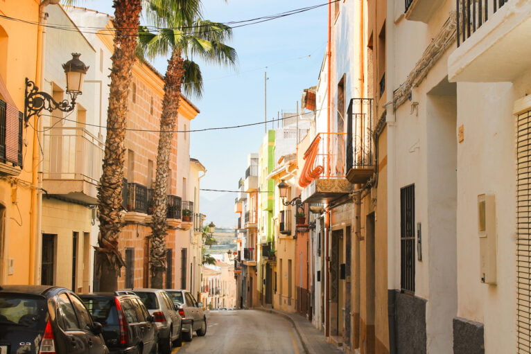 Blick auf die Calle Colón in Teulada