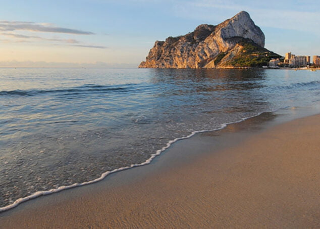 Imagen: Vista desde la playa de la Fossa de Calp - Tourist Info Calp