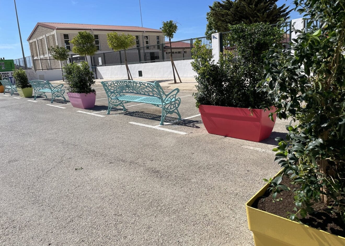 Zona refugio segura y ajardinada en el exterior del CEIP Santa María Magdalena de Benitatxell