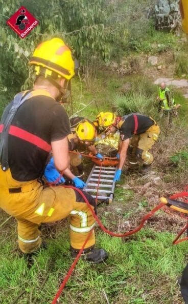 Intervención de Bomberos en el accidente del motorista