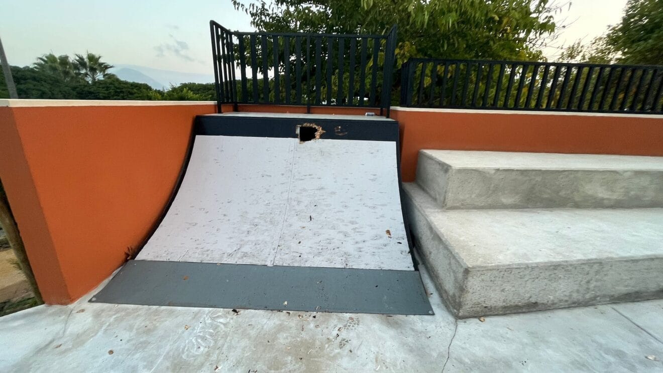 Agujero en la rampa del skatepark
