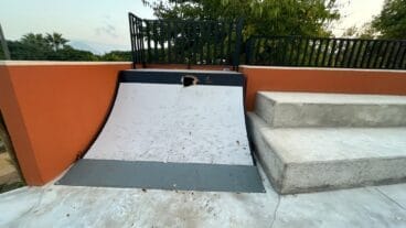 Agujero en la rampa del skatepark